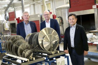 Kyocera Unimerco ledes af en tremandsledelse med japaneren Shoji Gotoda i spidsen. Mads Mølbak, der i mange år var HR-direktør, og Jan Rønberg, der i over 25 år har været økonomidirektør, blev begge forfremmet sidste år og fik hver især titel af vice president. Foto: Tom Laursen