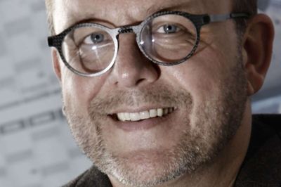 Allan Birk Kristensen har de seneste måneder gået rundt med det runde, mangefarvede symbol på FN’s 17 verdensmål på sit tøj, og mange har ikke vidst, hvad symbolet betød. Det gør flere nu. FOTO: HENRIK OLE JENSEN