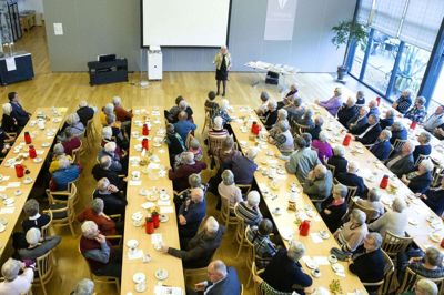 120 personer tilbragte en eftermiddag i hinandens selskab i Vildbjerg Sports- og Kulturcenter. Mellem kaffen og biksemaden fortalte Bitten Laubjerg om sit liv, og der blev præsenteret udlandsrejser. Foto: Tom Laursen