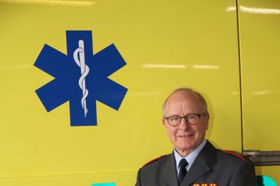71-årige Freddy Kjær kører på 10. år som behandler i Falcks højberedskabs-ambulancer og er dermed ofte hospitalets forlængede arm. Tidligere har han også både kørt kran og passet vagtcentral. Forleden fejrede han 40- årsjubilæum i beredskabet. Foto: Anton Tværmose, Falck