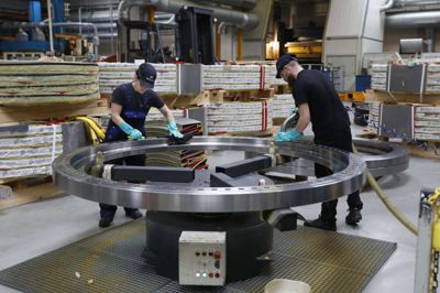 Folkene hos Niebuhr Gears er en af forklaringerne på Ikast-Brandes placering i toppen over kommuner med mange produktionsjob. Foto: Henrik Ole Jensen