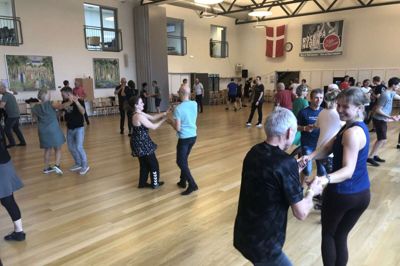 Der blev danset fem forskellige steder i Vildbjerg Sports- og Kulturcenter lørdag. Arrangementet begyndte fredag og slutter først op ad søndagen. Foto: Henrik Lind Jørgensen