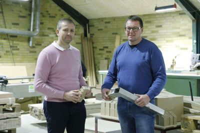 Produktionsvirksomheden Bording Fronts A/S og den tilknyttede socialøkonomiske virksomhed Diig og Miig ApS er nomineret til en landsdækkende pris for socialt ansvar. Direktør Jørgen Kristensen (t.v.) og fabrikschef Ole Mortensen må dog vente med spænding, for den endelige vinder af prisen afsløres først 21. november. Foto: Henrik Ole Jensen