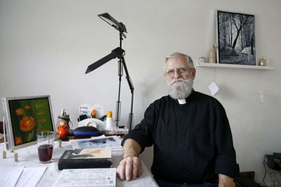 Efter at være gået på pension som sognepræst flyttede Mogens P.C. Svendsen til Videbæk - eller rettere: Til »Bakkegården« på Knivsbækvej, cirka fem kilometer nord for byen. Gården ligger ganske ensomt i de idylliske omgivelser, men alligevel finder folk vej til hans kontor, når de føler sig plagede af okkulte fænomener. Foto: Flemming Hansen
