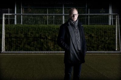 FC Midtjyllands sportschef, Svend Graversen - her på kunstgræsbanen på Ikast Stadion - er begejstret for mulighederne kunstgræsset giver klubbens spillere året rundt. Foto: Henrik Ole Jensen