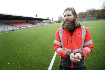 Søren Ebdrup Rostved, grøndriftsleder hos entreprenørafdelingen i Ikast-Brande Kommune, inspicerer her Ikast Stadion, der er beklædt med tredje generationskunstgræs. Kommunen vedligeholder i alt fire kunstgræsbaner i Ikast og Brande. Foto: Flemming Hansen