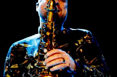 HØJSKOLEJAZZ Mezzoforte giver den jazzgas på højskolen, hvor Hernings første jazzfestival - International Moorjazz Festival - løber af stablen. En hel dag igennem kan publikum nyde forskelligartede jazztoner og kunstnere rundtomkring på den gamle højskole, som nu hedder HH Herning. Swinging Europe, Fermaten og den lokale jazzentusiast og -blogger Niels Overgaard står bag. Foto: Henrik Ole Jensen