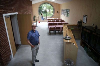 Jens Udbye, formand for Dagmar Bio, glæder sig over økonomiske støtte til et nyt minitorv foran biografen. foto: Flemming Hansen