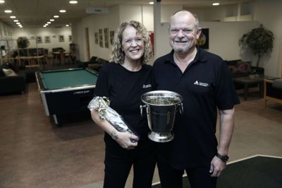 Annette og Henrik Kjeldsen vandt både pokal og champagne, da de blev kåret som årets værtspar. Champagnen skal deles med deres dejlige personale, siger de. Foto: Flemming Hansen
