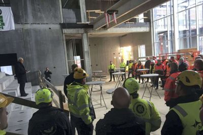 KPC-direktør Kurt Poulsen var en af talerne, da der mandag var rejsegilde på byggeriet af Nido Danmark i forbindelse med sygehuset i Gødstrup. Foto: Kenneth Meinby Sørensen