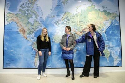 Frederikke Grønning Kildested (t.v.), Hannah Nørregaard Andersen og Amalie Sønderberg oplever, at det er blevet mere normalt at tænke over sine valg. Pigerne ønsker ikke at dømme nogle eller at pege fingre, men opfordrer til at tænke over de valg, man træffer. Foto: Tom laursen