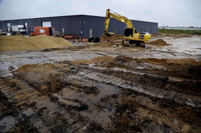 Tilbygningen hos Horn Bordplader ligger i umiddelbar forlængelse af den nuværende fabrik. Byggeriet sker på et areal, som virksomheden ejede i forvejen, og inden sommer næste år skal der stå 2000 nye kvadratmeter klar til brug. Foto: Henrik Ole Jensen