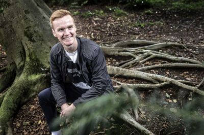 Selv om det ligger i baghovedet hos Mikkel Ahle Høgh, hvilke konsekvenser hans handlinger har for miljøet, prøver han at have et sundt og afslappet forhold til det - og sørge for at gøre noget godt for miljøet, når det giver mening. Foto: Tom Laursen