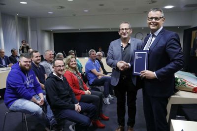Borgmester Lars Krarup (V) uddelte frivilligprisen til Søren Nyholm, som repræsenterede 1023 Vildbjerg Cup-frivillige. Med sig havde han (bagerste række) Jacob Gulden, Rasmus Jørgensen, Kim Uldum, Marianne Korshøj og Jytte Wittrup samt (forreste række) Mogens Lindvig, Helle Nyholm, John Furbo og Niels Peter Rasmussen. Foto: Henrik Ole Jensei