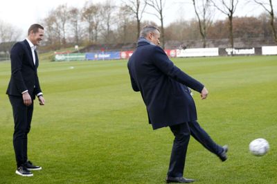 Borgmester Lars Krarup (t.h.) og DBUs fodbolddirektør, Peter Møller, stod for åbningstalerne, da Hernings nye hybridbane blev indviet. Borgmesteren sluttede af med at sende en bold ind over banen med en bred inderside. Foto: Flemming Hansen