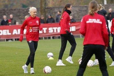 Pernille Harder, som her træner på hybridbanen hos Herning Fremad, blev torsdag aften nummer to, da FIFA kårede verdens bedste fodboldspiller for såvel kvinder som mænd. Foto: Flemming Hansen