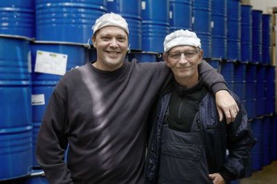 Kim Bøge (t.v.) og Leif Nemeth har sammen med de øvrige ansatte en andel i den succes, som nu er blevet belønnet med en pris.