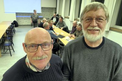 Danmarks Naturfrednings-forenings lokalafdeling i Herning har fået ny formand. Det er til venstre Knud Erik Christensen, Aulum. Her ses han sammen med Leo Lisby, Ørre, som i aftes valgte at trække sig efter ni år på formandsposten. Foto: Bo Lundgaard