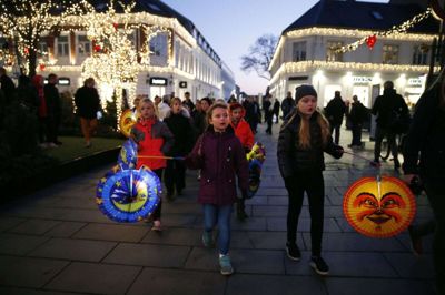 Kultur i Mørket indledes som altid med et lygteoptog fra biblioteket, via Torvet til Kulturgården. Foto: Flemming Hansen