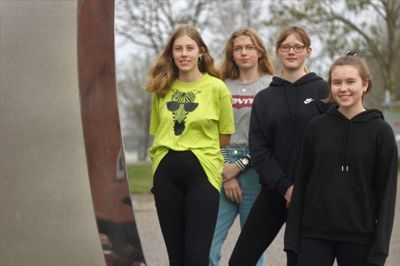 Emma Sundgaard Jensen (t.v.), Thea Trærup Andersen, Cathrine Hoelgaard Johansen og Emma Kiel Lundsbye Madsen interesserer sig for klimaet. Ind imellem kan de også godt frygte lidt for fremtiden, hvis der ikke bliver gjort noget ved de forandringer, de mener, menneskene står bag. Men de håber, tror og handler. Foto: Henrik LInd Jørgensen