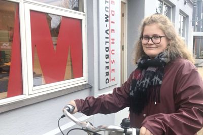 Line Poulsgaard har været i erhvervspraktik på Herning Folkeblads redaktion i Vildbjerg i denne uge. Hun har taget cyklen på arbejde, men ellers betragter hun sig ikke som en klima-helgen. Foto: Henrik LInd Jørgensen