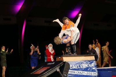 Dallerknæ forstod virkelig at fyre op under tilskuerne med gruppens underholdende - og til tider ret kaotiske - tilgang til gymnastikken. Det skabte højlydt latter og bunkevis af klapsalver. Foto: Flemming Hansen
