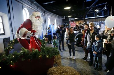 Søndag kunne man købe julegaver eller finde inspiration til sin egen ønskeseddel ved julemessen i RemisenBrande. Naturligvis var julemanden der også. Foto: Flemming Hansen