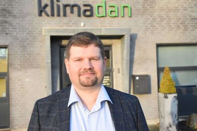 Søren Jensen, salgschef, Klimadan, Ikast:
- Den umiddelbare fordel ved en varmepumpe er, at det er økonomisk attraktivt at bruge. Elpriserne er jo relativt lave især til varmepumpedrift, fordi man betaler lavere afgift på sin el i Danmark, når den kører igennem en varmepumpe. I forhold til andre energikilder som stokerfyr, pillefyr og oliefyr bliver det her driftet af noget, der allerede er i stikkontakten. Stabiliteten er god, og så er det klimavenligt, fordi den grønne el skal forbruges.
- Hvis man i forvejen har oliefyr, gasfyr eller pillefyr, er det virkelig smart at skifte til en varmepumpe, og det er klart, at jo tættere det er på udskiftning, jo mere nærliggende er det. Der, hvor det er lidt svært, som reglerne er nu, er, hvis man er fjernvarmekunde i forvejen og har betalt for at være tilsluttet. Så er det svært at gå over til en varmepumpe. Det er meget områdebestemt, hvor konkurrencedygtig fjernvarmen er, men det er generelt svært at komme ud af fjernvarmen, når man først har sagt ja til det.
- Da jeg begyndte i branchen for 10 år siden, var vi næsten konkurrenter til fjernvarmen, men fjernvarmeselskaber har generelt indset, at varmepumperne skal være her, og de giver god mening mange steder, så vi har fået et andet syn på hinanden. Det har vist sig til fjernvarmens årsmøde i Aalborg, hvor man fra fjernvarmen sagde, at vi vil lave et koncept, hvor vi kan drifte varmepumper ude hos kunderne - til kunder, som ikke har fjernvarme. Det er udtryk for, at de godt ved, at varmepumper er attraktive og kommet for at blive.
- Kigger vi ud i fremtiden, oplever vi en større efterspørgsel på at bruge varmepumpen til køl. Teknikken kan bruges til køling, og de nybyggede huse bliver utrolig varme om sommeren, og derfor mærker vi større og større efterspørgsel på køledelen også.
- Fordi markedet er så stort og man hele tiden tænker varmepumper ind i nye projekter, bliver der også brugt rigtig mange kroner på udvikling. Foto: Jacob Hove