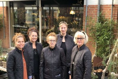 Grete »Nuttis« Pedersen (i midten) trives stadig med at gå på arbejde hos Birthes Blomster, selv om hun søndag fylder 80 år. Det skyldes ikke mindst de gode kollegaer.- Jeg føler, at jeg er mor for dem alle, siger fødselaren, som da også er mor til indehaver Birthe Pedersen (t.h.). Foto: Privatfoto