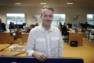 Jens Brøgger forklarer, at det har været et populært tiltag hos Scanenergi at tilbyde energioptimering til virksomhederne. Oprindeligt solgte firmaet kun elaftaler, men det bliver nu suppleret med råd omkring, hvordan virksomhederne kan begrænse deres forbrug. Foto: Flemming Hansen