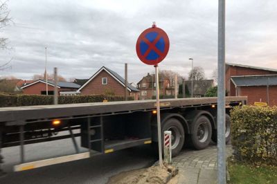 Der er kommet mange lastbiler ad Nørregade og Vestergade i forbindelse med lukningen af et centralt kryds, og de kører tæt på træpæle og fortov. Nu bliver de ledt uden om byen, hvis de ellers kigger skilte i stedet for at lytte til gps. Foto: Henrik Lind Jørgensen