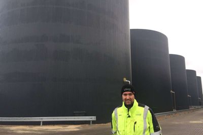 Biogassen udvikles i fem store tanke på hver 9500 kubikmeter - her med driftsleder Christian Kok i forgrunden. Foto: Ole Skydt