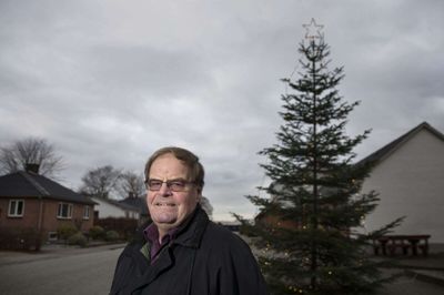 Niels Petersen, formand for Karstoft Borgerforening, foran det store juletræ på torvet. Billedet er fra i fjor. foto: Tom Laursen