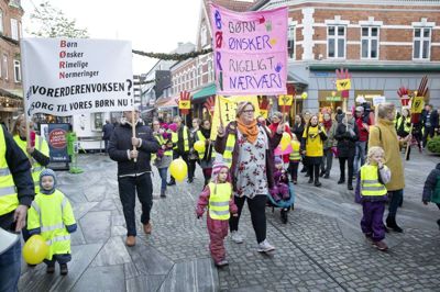 Sara Hjortsberg i midten med det lyserøde banner er et af medlemmerne i bestyrelsen for den nye Forældreforening Herning. Som man kan se, har hun deltaget aktivt i områdets »Hvor er der en voksen?«-demonstrationer fra begyndelsen i 2019. Foto: Tom Laursen