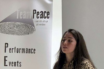 Rahima Abdullah er 18 år og har boet fire år i Herning. Hun kommer fra Syrien - og det var den barske rejse hertil, hun fortalte om onsdag aften foran en stor gruppe tilhørere, som var inviteret af brobygningsprojektet Team Peace. Foto: Privatfoto