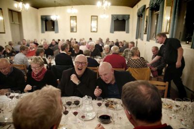 Man skulle tro, at der blev fortalt røverhistorier i Kølkær Selskabslokaler onsdag aften, hvor Årets Julevinv i Herning 2019 blev kåret. FOTO: FLEMMING HANSEN