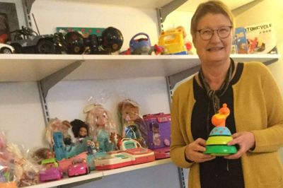 Ane Grethe Engsted arbejder som frivillig hos Mødrehjælpens butik i Fonnesbechsgade en gang om måneden. På hylderne er der både tøj og legetøj - meget af det kan nemt bruges i en pakkekalender. Blandt andet legetøj til meget få kroner. Foto: Jette Bentsen
