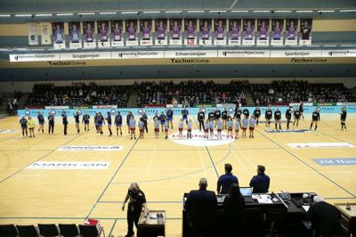 Selvom der naturligvis fortsat er både lys og varme, når der er håndboldkamp i IBF Arena, så har Sportscenter Ikast mindsket energiforbruget betragteligt ved hjælp af en række tiltag og investeringer. Billedet er fra sidste weekends EHF Cup-kamp mod Nykøbing Falster. Foto: Flemming Hansen
