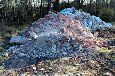 Det var blandt andet disse affaldsbunker, som i 2019 var anledningen til, at Herning Kommune begyndte at interessere sig for affaldet i Rind Plantage. Selve forureningssagen er slut - og nu har skovejerne også tabt en retssag om betaling for at få affaldet kørt væk. Foto: Privatfoto