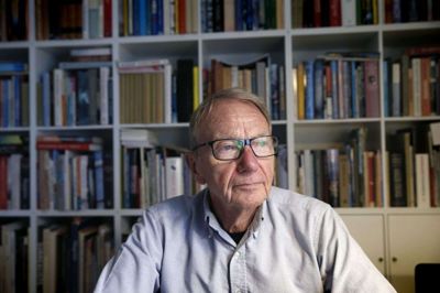 Troels Johansen har gennem de senere år skrevet en slags dagbog over tanker og oplevelser. Tidligere skrev han også det, han kalder for »nedslag fra mit lange liv«. Ikke fordi han overvejer at udgive sine erindringer, men fordi det giver god anledning til at reflektere over tilværelsen, synes han. Mandag 25. november fylder den tidligere seminarielektor og byrådspolitiker 80 år. Foto: Flemming Hansen