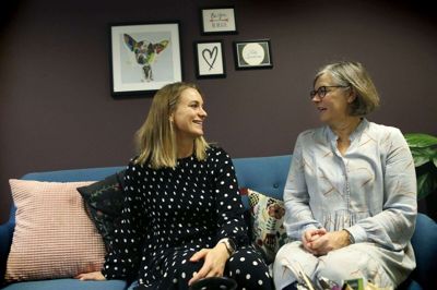 »De lyver. Glemmer aftaler. Ligger syg i sofaen. Siger han hader sit liv. Græder. Har det skidt. Råber«. Citaterne er hentet fra en plakat på projekt BRUS på Misbrugscenter Herning og udtrykker, hvordan børn oplever voksne, når de drikker. - Når en forælder drikker, taler vi om at børn har to ikke-tilstedeværende forældre, for den ene er optaget af druk, den anden er optaget af den, der drikker. Jeg talte med en pige, der var så ked af, at hendes far hele tiden var optaget af, hvordan hendes mor havde det. Hun savnede sin far, så vi spurgte, om det var en idé at invitere hendes far med til en samtale. Ofte ved forælderen det nemlig ikke, men her kan de få det at vide, siger behandler Bente Nykjær, (t.h.) Til venstre er det hendes kollega, behandler Lise Kjærgaard. Foto: Flemming Hansen