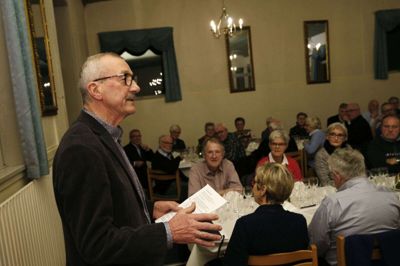 Normalt forklarer Erik W. Christensen, der er formand for Midtjysk Vinselskab, spillereglerne, når Årets Julevin i Herning skal kåres. I år er kåringen aflyst på grund af corona. Foto: Flemming Hansen