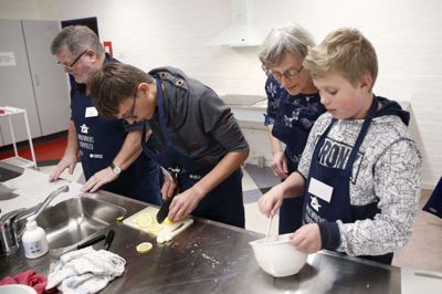 Lokalafdelingen af Hjerteforeningen har netop gennemført et forløb med madværksted på Nordre Skole i Ikast. Folkebladet kiggede forbi en aften, hvor det handlede om fisk. Foto: Flemming Hansen