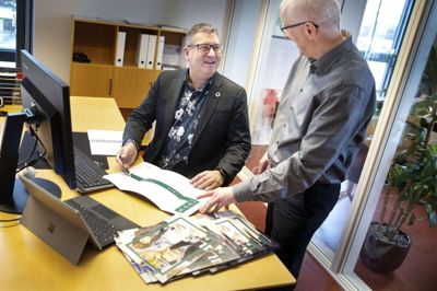 Tino Randorf (t.v.) er ansat som virksomhedskonsulent hos Erhvervsrådet Herning & Ikast-Brande og skal hjælpe de lokale virksomheder til at tænke i »grøn forretning«. Budskabet er, at der for mange vil være penge i at tænke klimavenligt. Foto: Tom Laursen
