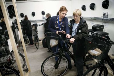Distriktschef Anni Skov instruerede ved en lille happening tirsdag morgen sine medarbejdere i, hvordan hjemmeplejens nye elcykler fungerer. Foto: Flemming Hansen
