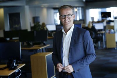 Handelsbankens direktør i Herning, Arnth Stougaard, forventer en travl dag med mange spørgsmål fra kunder og medarbejdere. Foto: Flemming Hansen