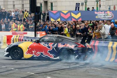 Red Bull Drift Shifters kommer til Herning 16. maj. Drifting er en køreteknik, hvor køreren bevidst overstyrer bilen. Det betyder tab af kraft på baghjulene, samtidig med at kontrol over bilen bevares. Foto: Red Bull Media House