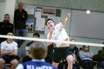 Tilbagevendte Mads Emil Kristensen i et koncentreret øjeblik under sin flotte singlesejr over Koldings Philip Illum Klindt, der tidligere har spillet for IFS. Foto: Tom Laursen