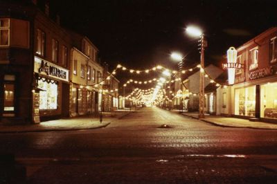Tag på biblioteket 3. december og lær mere om julen i gamle dage. Billedet her er fra Bredgade i Ikast i 1950’erne. Foto: Ikast Lokalhistorisk Arkiv