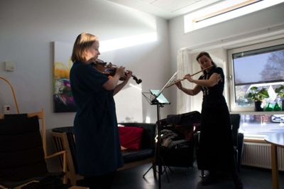 Sanna Ripatti og Charlotte Norholt fra Ensemble MidtVest gav fire små koncerter på Regionspsykiatrien Vest. Foto: Maja Hallgren